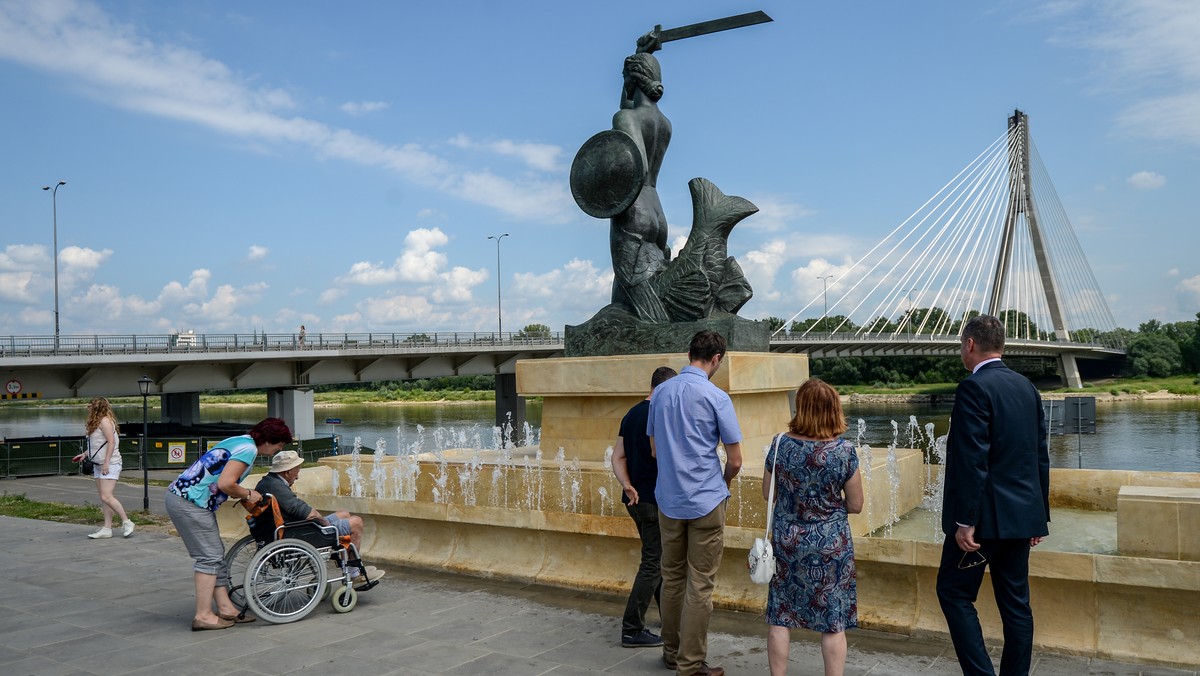 WARSZAWA FONTANNA PRZY POMNIKU SYRENKI INAUGURACJA (fontanna)