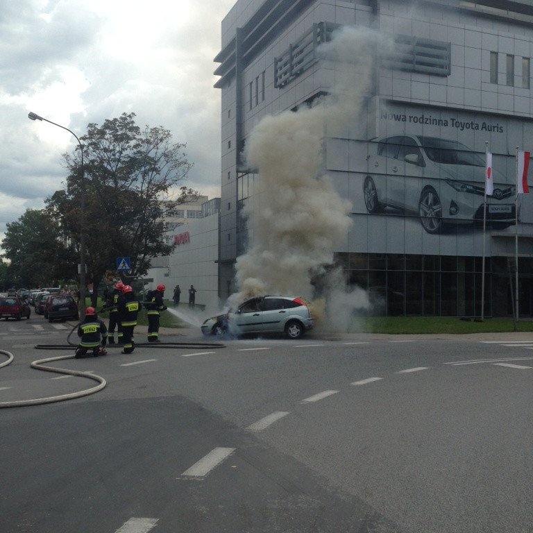Pożar Forda Focusa w Warszawie