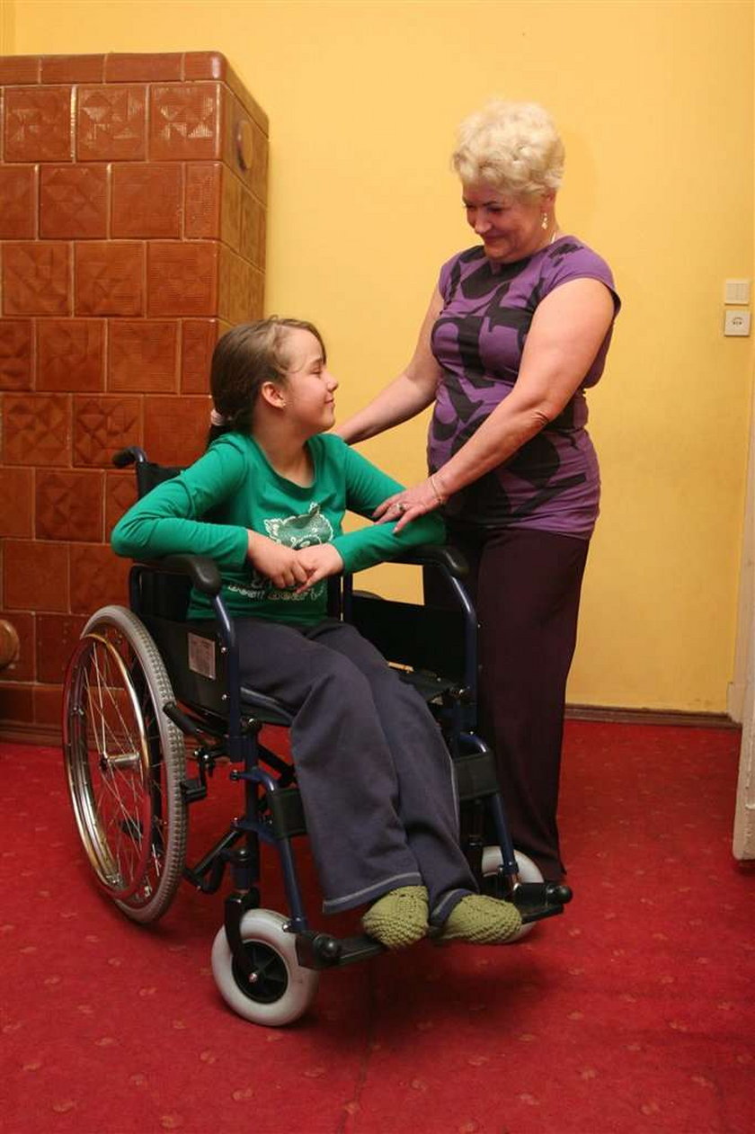 Uratowała chorą Martynkę.  Kobieta o złotym sercu podarowała dziecku wózek inwalidzki. Dziewczynce z rozszczepem kręgosłupa ukradli wózek, ale sąsiadka kupiła jej nowy