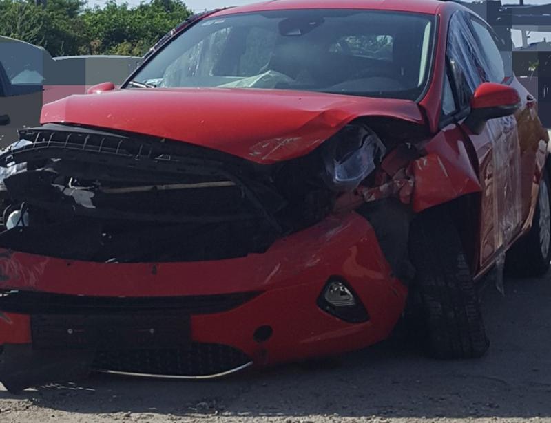 A Blikk olvasója kapta le arra járva a művésznő kocsiját, amely csúnyán összetört a baleset következtében, szerencse, hogy nem lett nagyobb sérülés