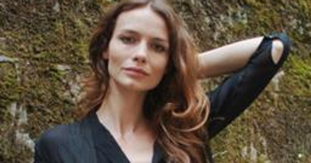 Ron Perlman porywa Saffron Burrows Film