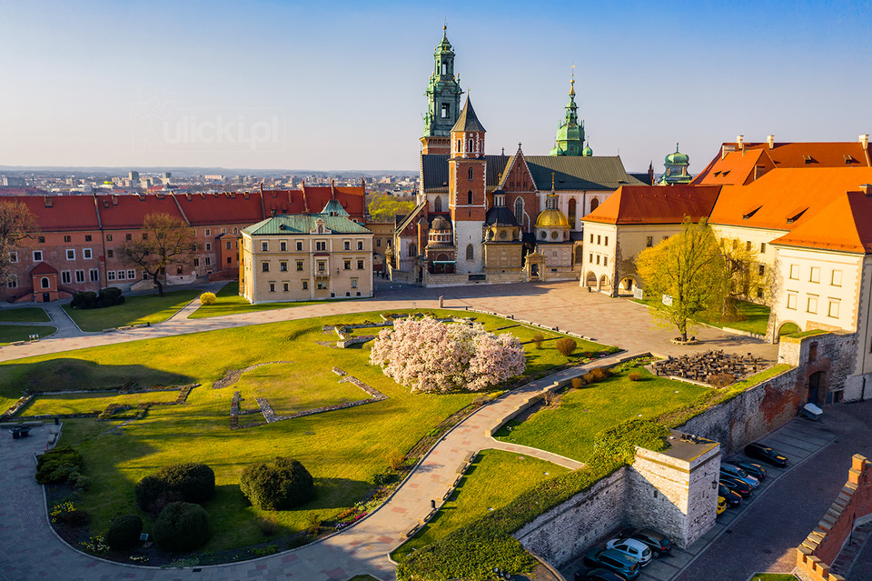 Wiosna jak z bajki w Krakowie. Widok na Wawel z lotu ptaka 