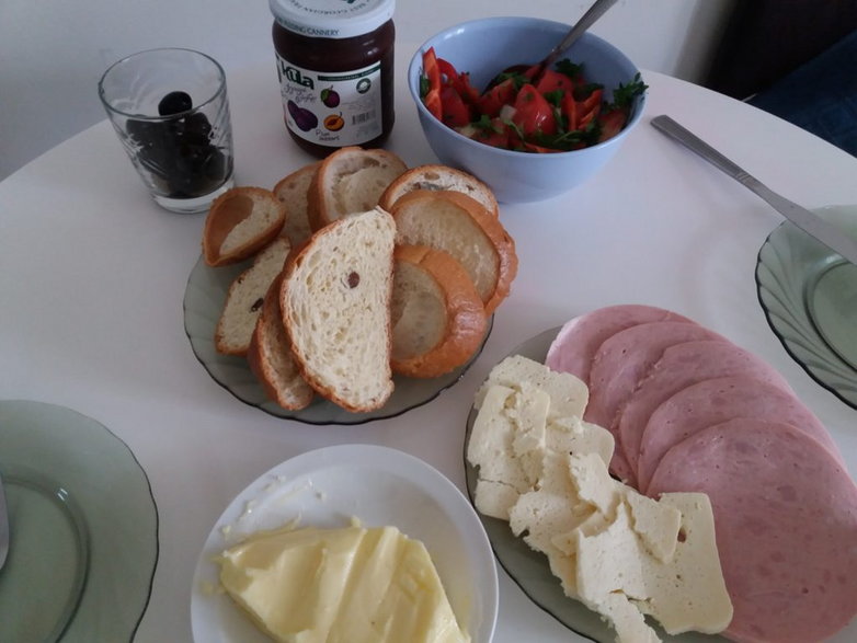 Gruzińskie śniadanko po naszemu! chlebek, wędlinka, serek, marmoladka, masełko, oliwki i sałatka z przepysznych pomidorków