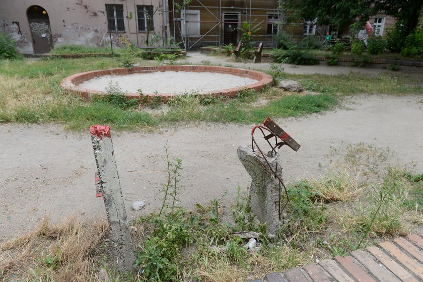 Zdewastowane sprzęty i ławeczki na podwórku na tyłach Rynku