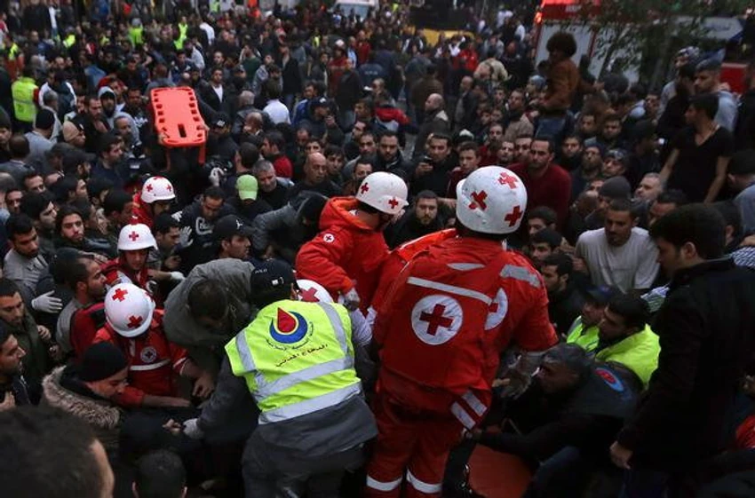 Pripadnici Crvenog krsta izvlače telo iz automobila nakon eksplozije