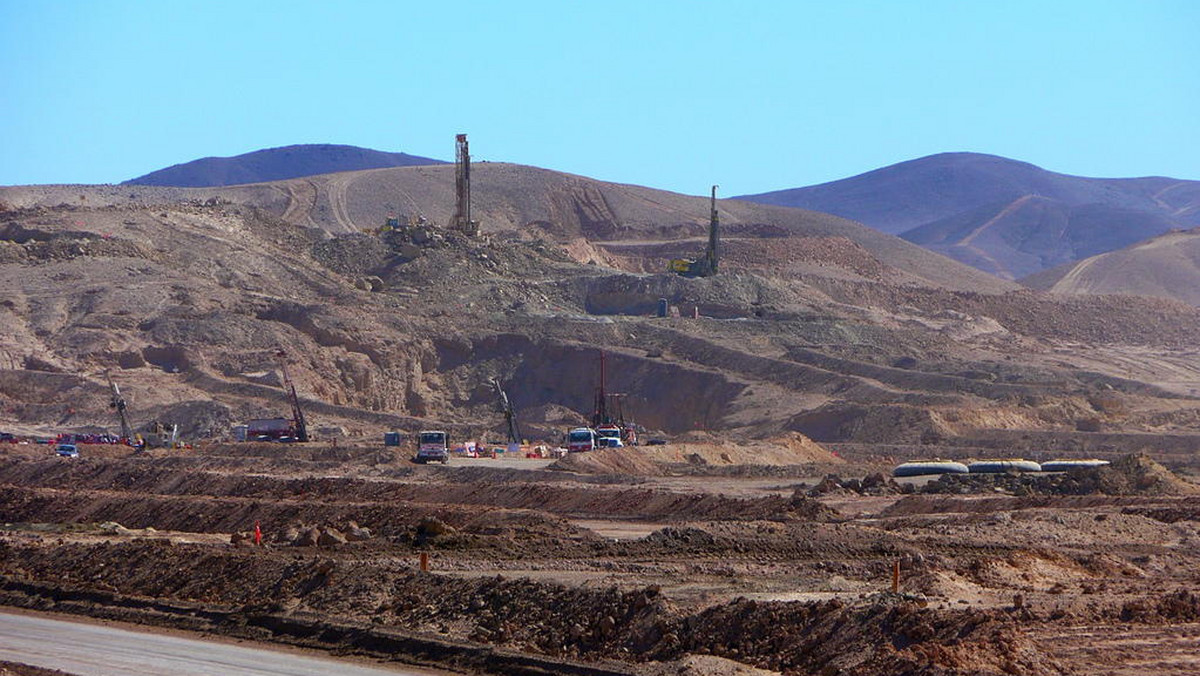 KGHM uroczyście otworzy kopalnie miedzi w Chile 1 października - dowiedziała się Informacyjna Agencja Radiowa. Inwestycja w Sierra Gorda to koszt ponad 4 miliardów dolarów. Polski koncern ma 55 procent udziałów w kopalni. Reszta należy do japońskiej korporacji Sumitomo, która w swoich hutach będzie przetapiać rudę na czysty surowiec.