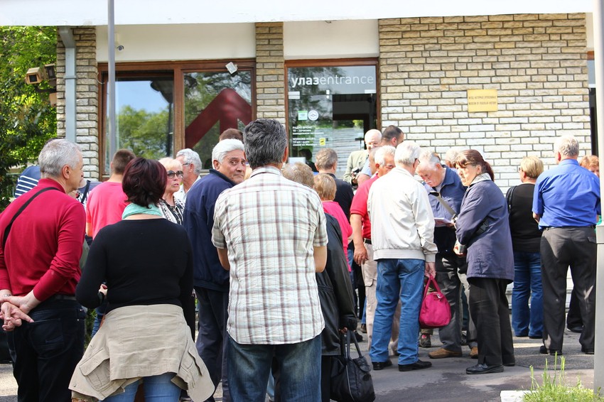 Ljudi se skupljaju pred ulazom u Muzej