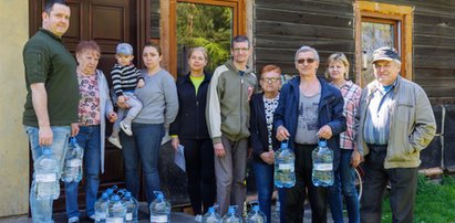 Z kranów płynie żółta, śmierdząca ciecz. PKP wysyła im wodę w butelkach. Oni kąpią się u znajomych i rodziny. Proszą tylko o jedno