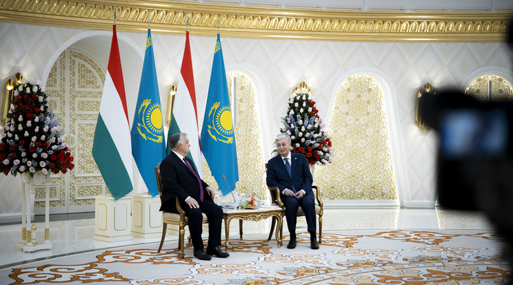 Orbán Viktor miniszterelnök (b) és Kaszim-Zsomart Tokajev kazah elnök tárgyalást folytat Asztanában, az elnöki palotában. Fotó .MTI/Miniszterelnöki Sajtóiroda/Fischer Zoltán