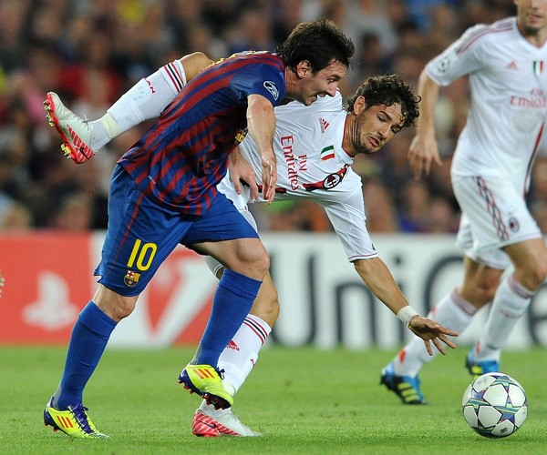 Lionel Messi i Alexandre Pato walczą o piłkę w meczu FC Barcelona - AC Milan z 13.09.2011