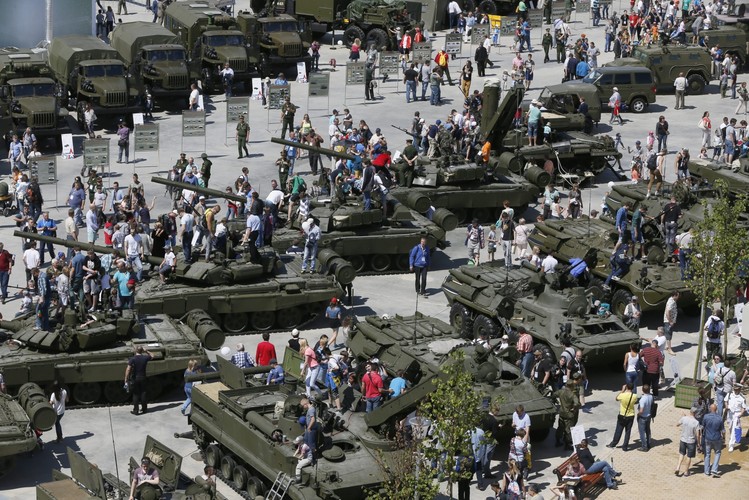 W targach biorą udział setki rosyjskich firm obronnych i producentów broni. Do zobaczenie jest około 5 tys. różnego rodzaju uzbrojenia i sprzętu wojskowego, od helikopterów i samolotów bojowych poprzez czołgi i wyrzutnie rakiet aż po broń ręczną. Targi cieszą się dużym zainteresowaniem. Szczególną atrakcja są pokazy na poligonie.