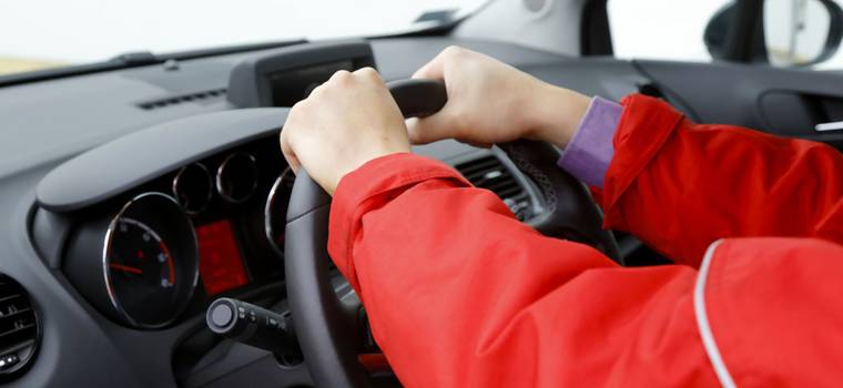 Drgania kierownicy po wymianie opon. 10 możliwych powodów