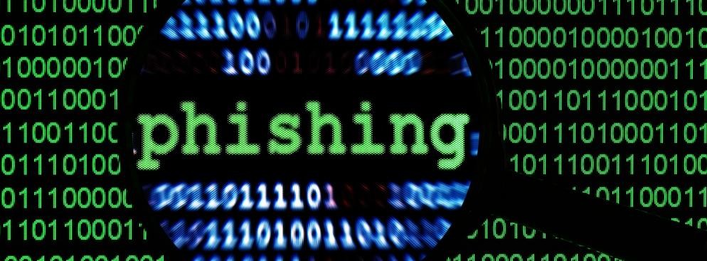 <b>Phishing</b>
<br><br>
Tradycyjnie dużym zagrożeniem dla użytkowników sieci pozostaje również phishing, czyli wyłudzanie poufnych danych (np. loginu do konta bankowego, numeru karty kredytowej, czy też danych logowania do serwisu aukcyjnego) przez cyberprzestępcę podającego się za zaufaną instytucję. Najpopularniejszą metodą phishingu wciąż pozostają fałszywe e-maile, które odsyłają ofiarę do spreparowanej wersji zaufanego serwisu (np. strony banku). Następnie ofiara wpisuje dane logowania do prawdziwego serwisu, nieświadomie przekazując je oszustowi. Według danych Symanteca w 2013 roku jeden e-mail na każde 392 wysłanych pochodził od oszustów stosujących phishing.