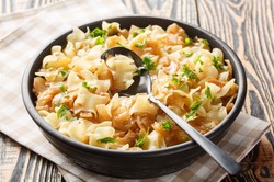 Pyszny obiad na poniedziałek. Podajemy przepis, Ty gotujesz. Idealne łazanki z kapustą i kiełbasą