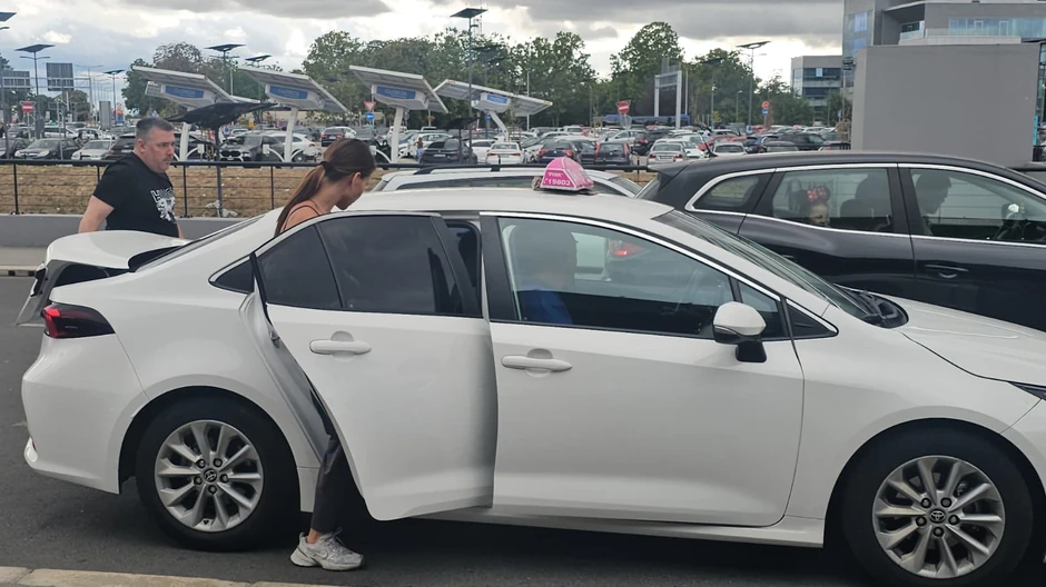 Nikolija i Relja sa decom na aerodromu