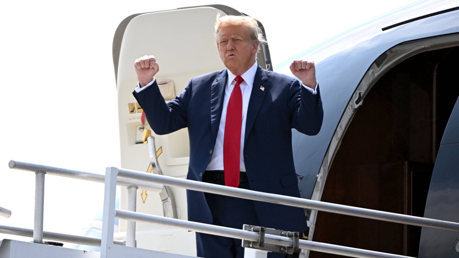 Donald Trump wysiada z samolotu na lotnisku w Atlancie. 10 kwietnia br.