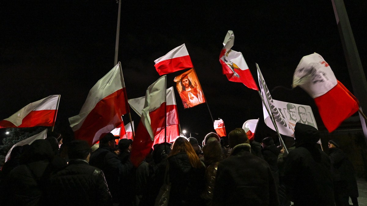 24114332 - RADOM MANIFESTACJA PRZED ARESZTEM ŚLEDCZYM (uczestnicy manifestacji)