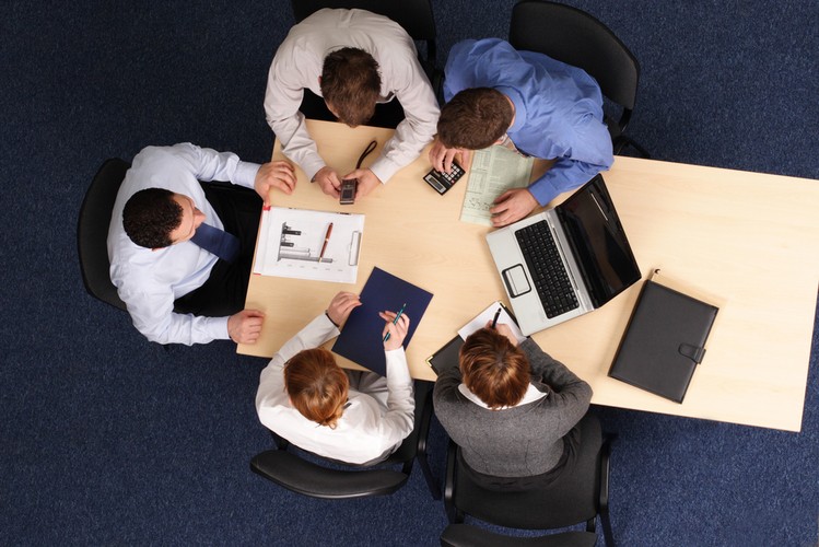 7.	Komunikacja instant

W dobie generacji Y i Z, które w komunikacji cenią sobie partnerską komunikację z przełożonymi oraz bieżącą informację zwrotną, do lamusa odchodzą takie narzędzia, jak badanie satysfakcji pracowników realizowane raz w roku czy miesięczne/kwartalne oceny pracowników. Kolejny rok przyniesie przerzucenie siły ciężkości na doskonalenie codziennych relacji z zespołem i komunikację, która zapewni stały feedback na temat wzajemnych potrzeb i oczekiwań. Pozwoli to na bieżąco optymalizować zarządzanie pod kątem skutecznej motywacji pracowników oraz rozwoju ich zaangażowania.