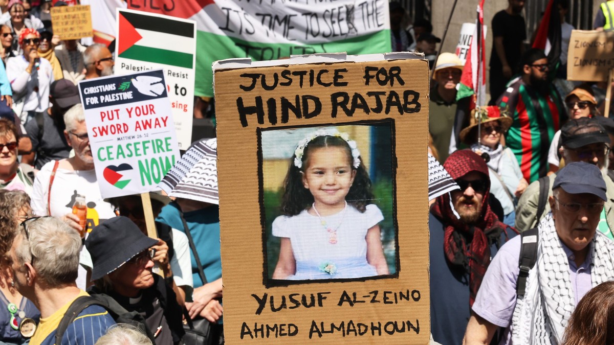 Demonstranti drže sliku Hind Radžab na propalestinskom protestu u Londonu u julu tekuće godine