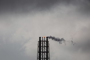 Savage: Naftowe koncerny mają dzięki wojnie ogromne zyski. Pora je opodatkować