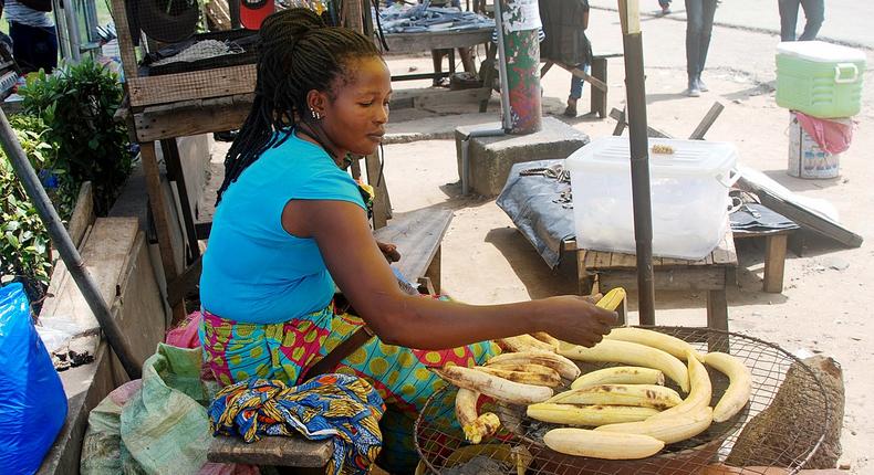 Une vendeuse de banane braisé