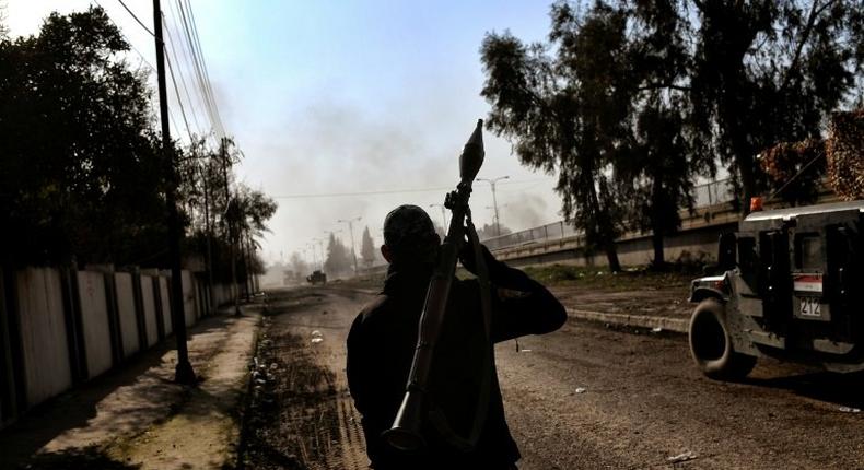 Iraqi forces clash with Islamic State (IS) group fighters in Mosul, northern Iraq on March 5, 2017, during an offensive to retake the western parts of the city from the jihadists