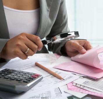 Analitycy uspokajają, że sprzedaż akcji PKO BP nie ułatwia wrogiego przejęcia banku