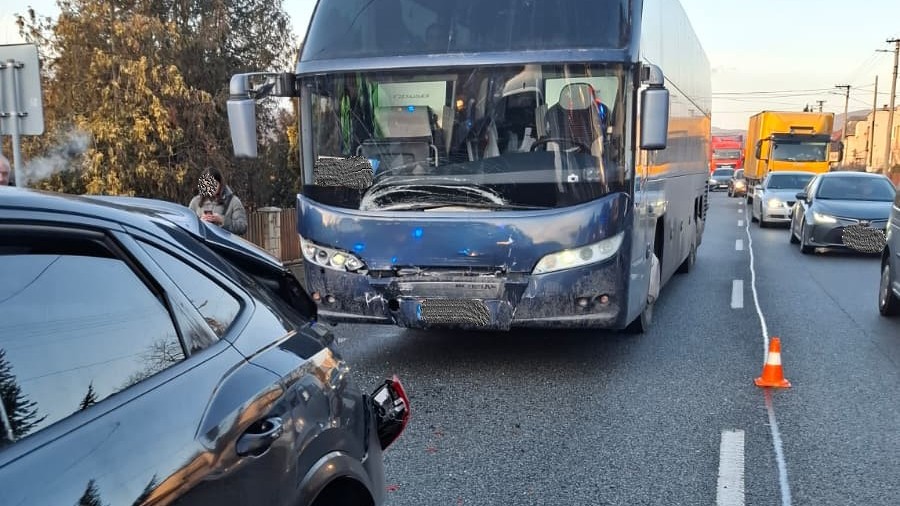 Nehoda autobusu a osobného auta v obci Svinica (okres Košice-okolie).