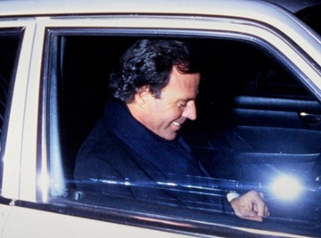 SLAVNI PEVAČ OPTUŽEN ZA ZLOSTAVLJANJE DVE ŽENE: Kućna pomoćnica i fizioterapeutkinja žrtve OVOG moćnika