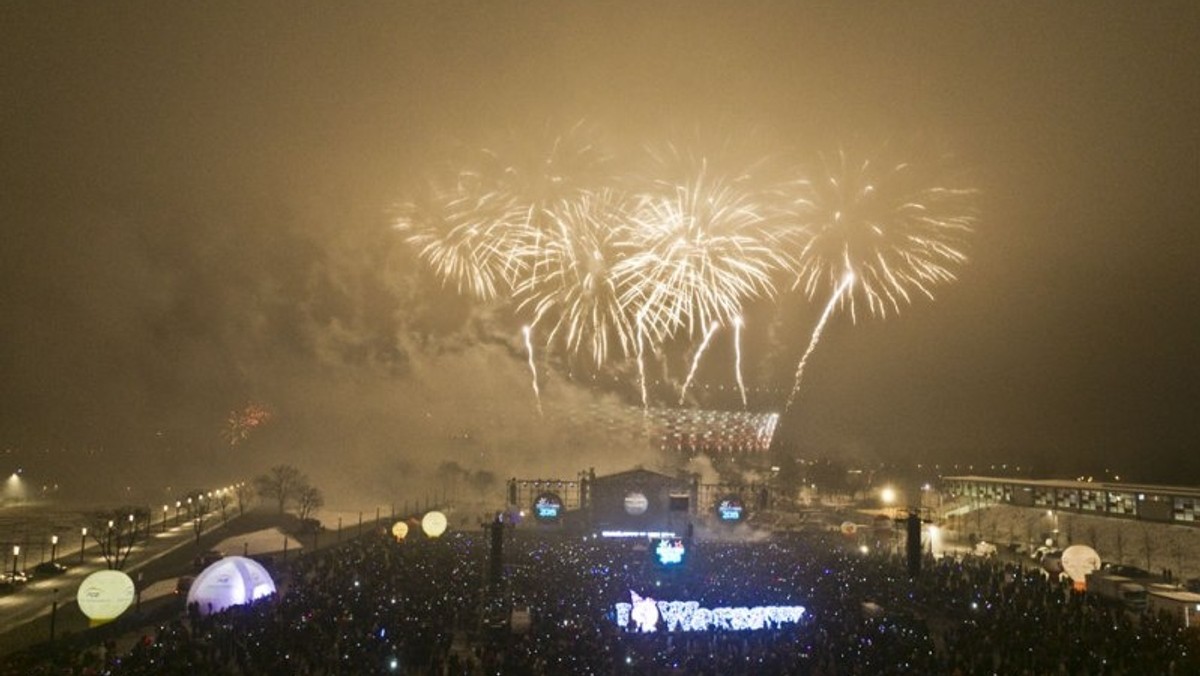 Blisko 120 tysięcy osób bawiło się sylwestrowej zabawie plenerowej na błoniach Stadionu Narodowego w Warszawie, jak wyliczył stołeczny Ratusz. – To absolutny rekord! – cieszą się władze miasta. Sylwestra podsumowali też policjanci, którzy nie odnotowali poważniejszych incydentów.