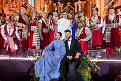 Kreacje gwiazd podczas kolędowania z Polsatem. Rodowicz, Górniak, Jeżowska w niebieskościach [FOTO]