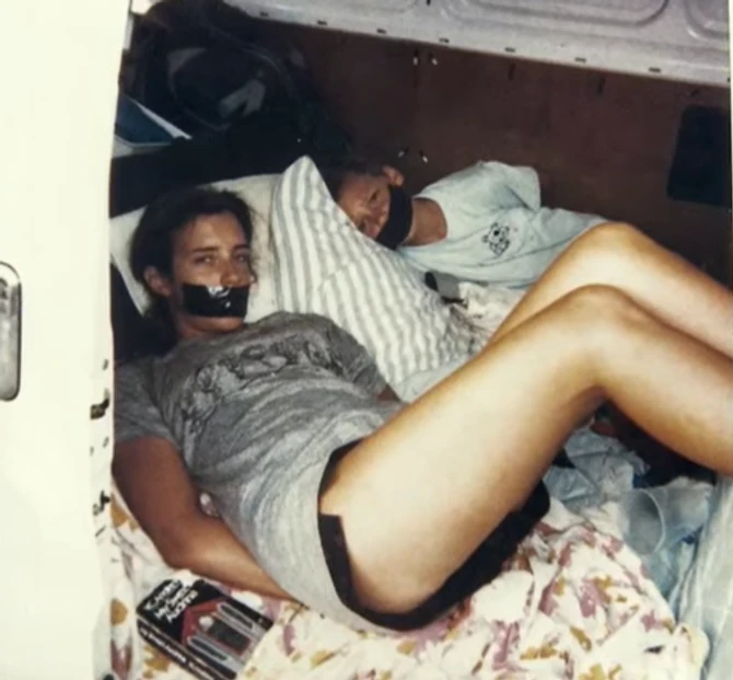 Polaroid fotografija od koje proizilazi jeza