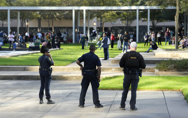 Funkcjonariusze policji w Houston przed megakościołem Lakewood, 11 lutego 2024 r.