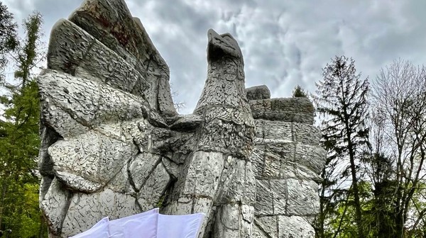 Orzeł Piastowski przypomina symbolicznie, ile potu, krwi i łez wylano w obronie wolnej Polski. 