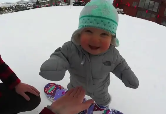 Ma 14 miesięcy i już bez problemu jeździ na snowboardzie! Zobaczcie słodkie nagranie ze stoku