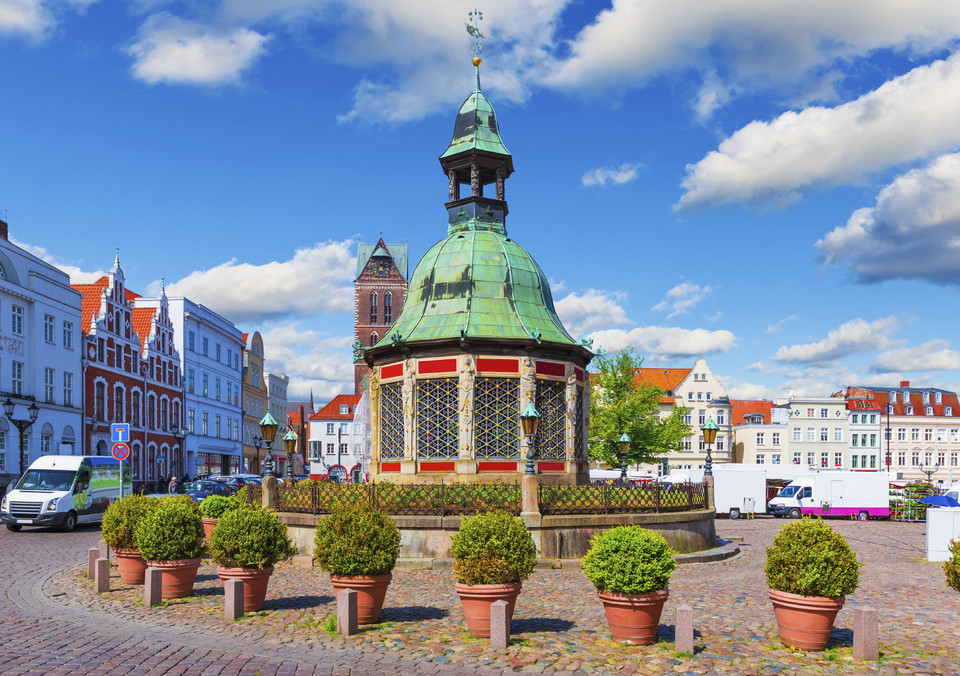 Wismar - rynek ze studnią Wasserkunst