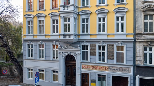 Cybulskiego 19. Tu zdecydowano się m.in. na wyeksponowanie dawnych napisów reklamowych, malowanych bezpośrednio na elewacji. FOT. OLEKSANDR POLIAKOVSKY.
