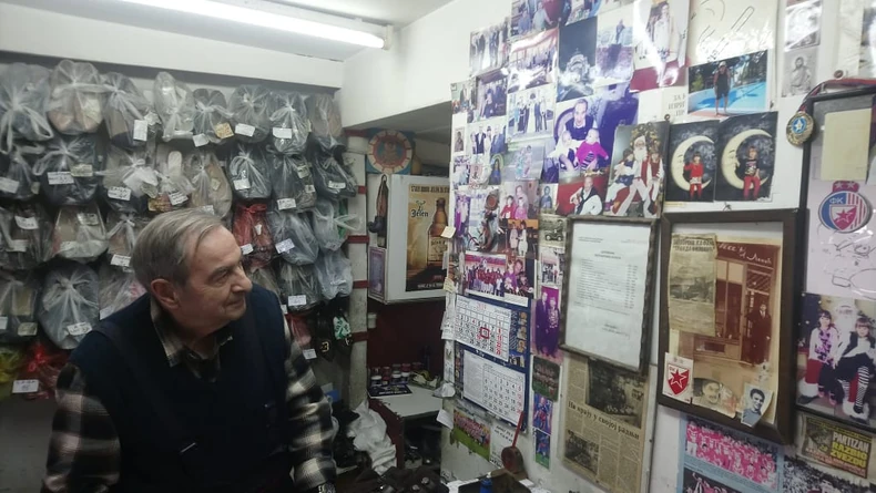 Ceo zid posvetio je uspomenama koje daju posebnu toplinu njegovoj radnji.