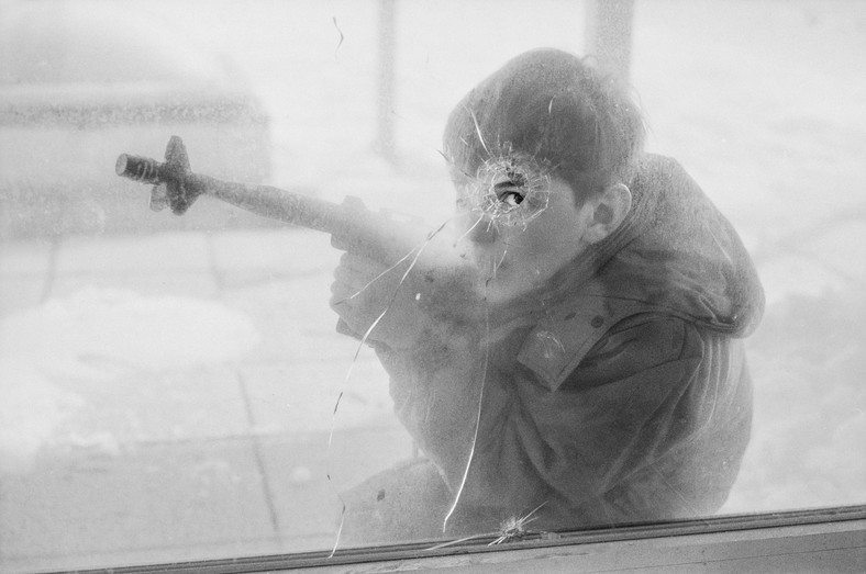 Kilkunastoletni chłopiec podczas oblężenia Sarajewa.