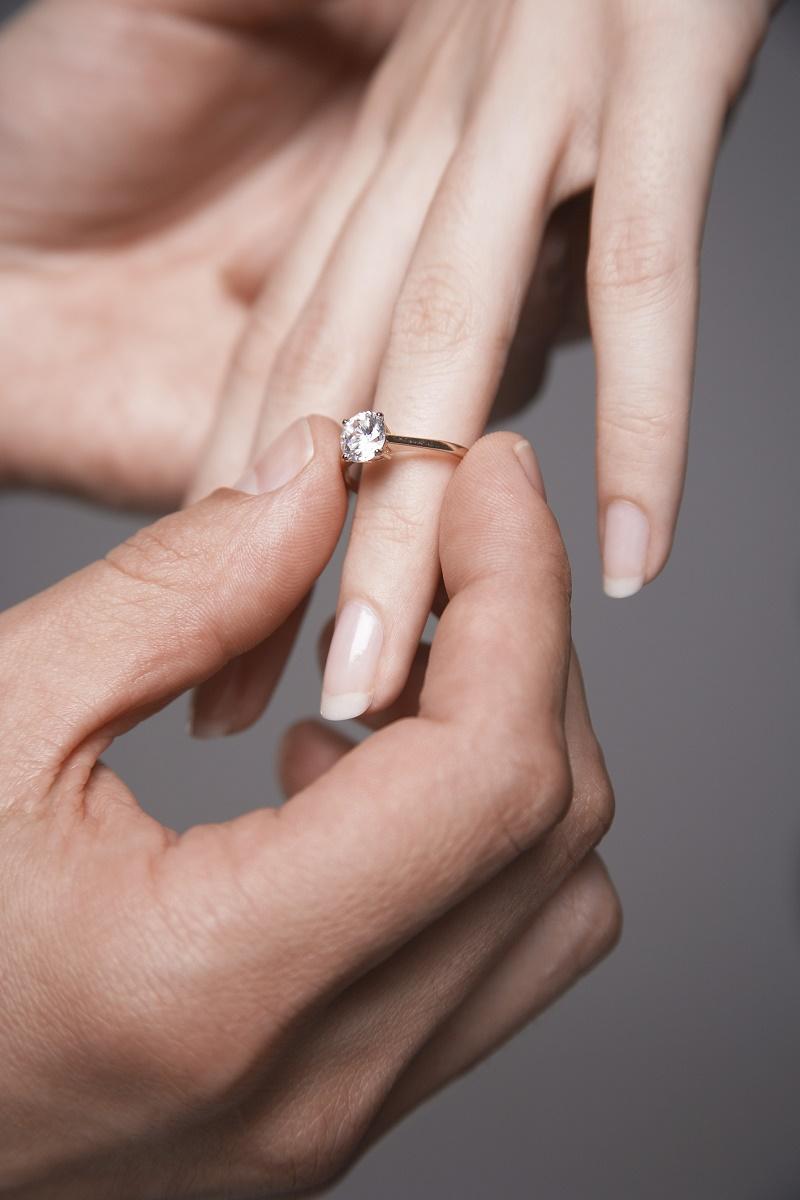 Его можно держать и заставлять вращаться пальцами. Красивые кольца на руке. Мужчина надевает кольцо. Мужчина надевает кольцо на палец женщине. Мужчина одевает девушке кольцо.