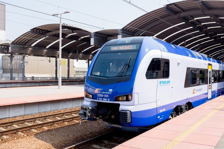 Pociąg Flirt 3, wyprodukowany prawie w całości w Polsce przez konsorcjum Stadler-NEWAG dla PKP Intercity