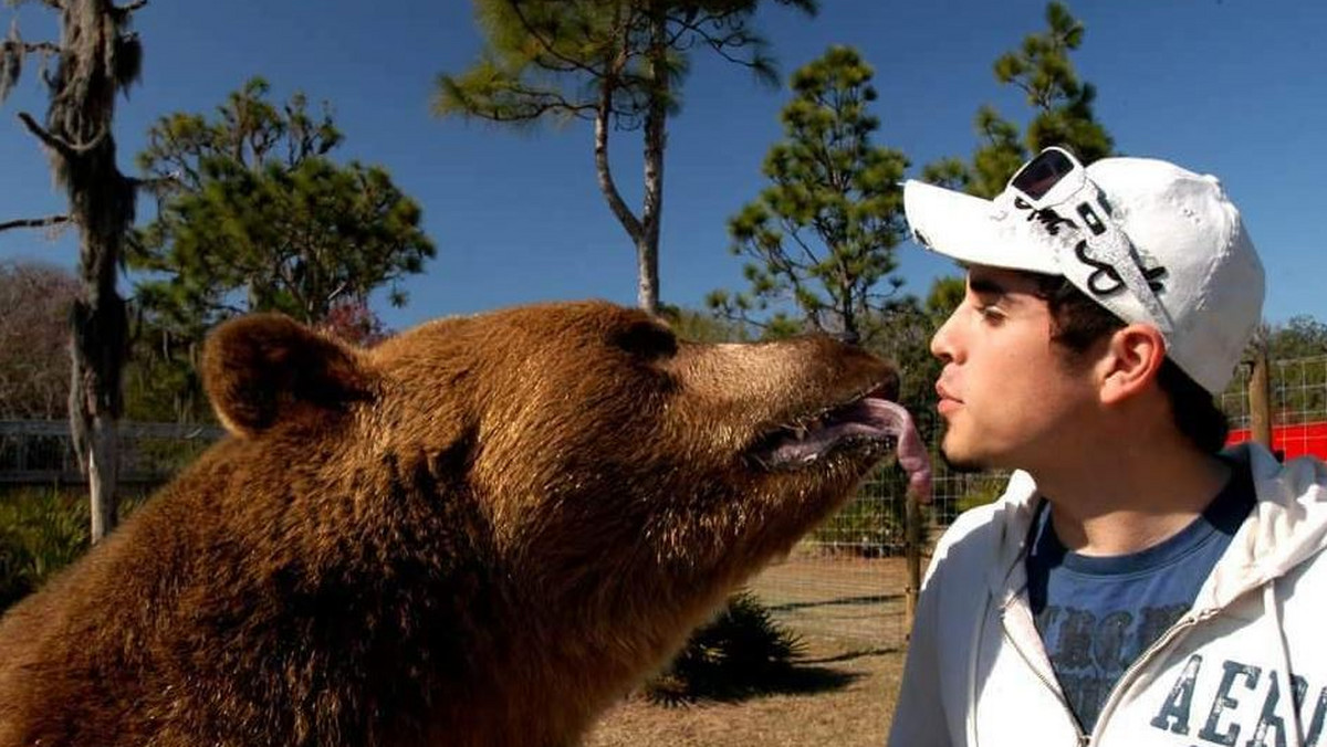 Rodzina Welde opiekowała się niedźwiedziami grizzly, czarnymi, czy polarnymi przez ostatnie 91 lat. Jak twierdzą za ich zgodą, zapewniają im odpowiednią opiekę. Obecnie nie wyobrażają sobie życia bez "pupilków".