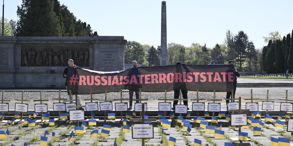 Demonstracja przed Mauzoleum Żołnierzy Radzieckich w Warszawie. 