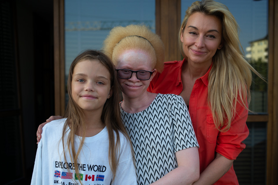 Martyna Wojciechowska z adoptowaną córką Kabulą podczas wizyty w Polsce
