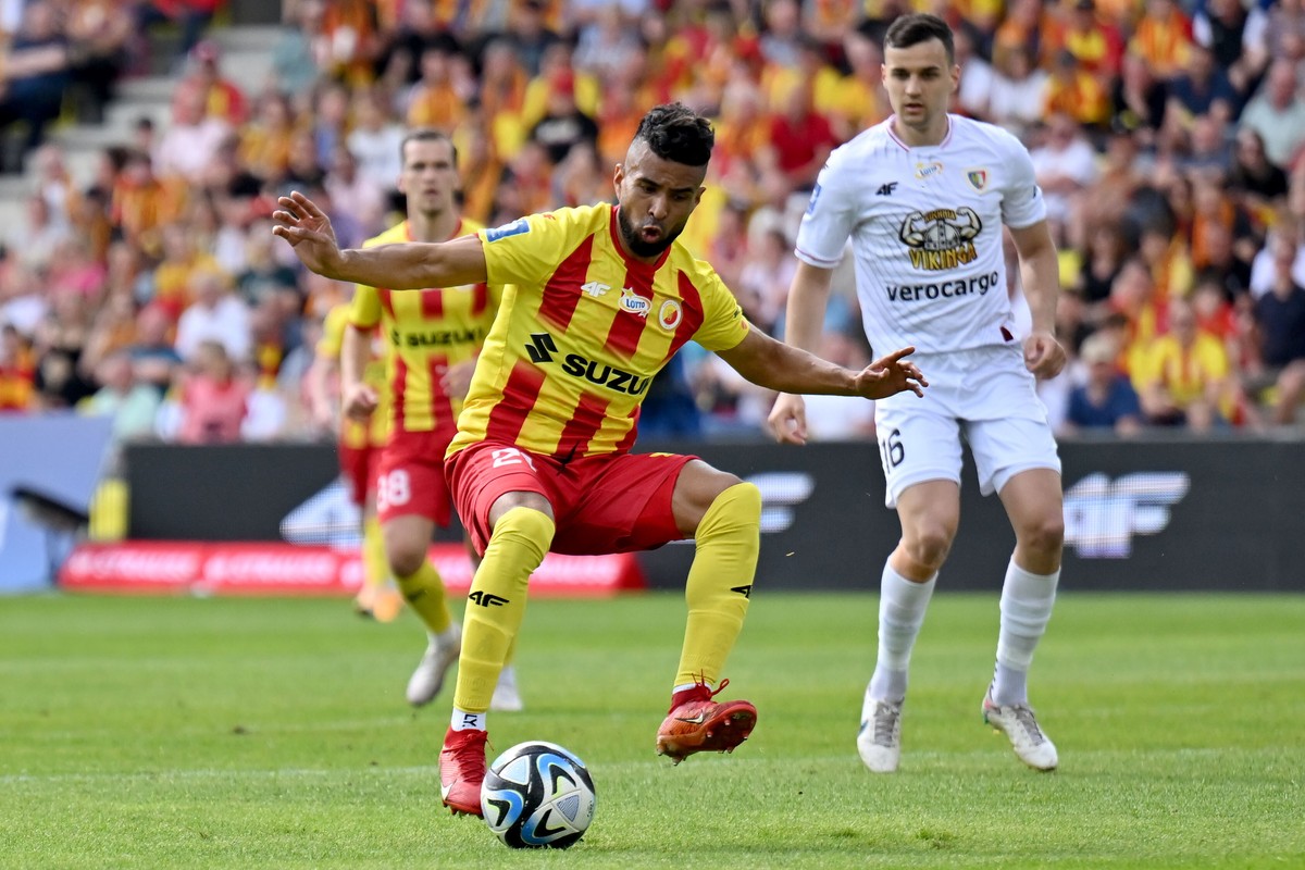 Zawodnik Korony Kielce Danny Trejo (L) i Patryk Dziczek (P) z Piasta Gliwice podczas meczu 31. kolejki piłkarskiej Ekstraklasy