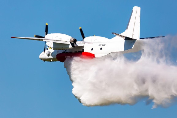 (FOTO, VIDEO) AVION SE ZAPALIO PRILIKOM SLETANJA Samo kopilot preživeo: Uzrok pada vojne letelice zasad nepoznat