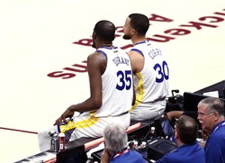 Kevin Durant trafił z ponad 10 metrów. Golden State Warriors o krok od obrony tytułu