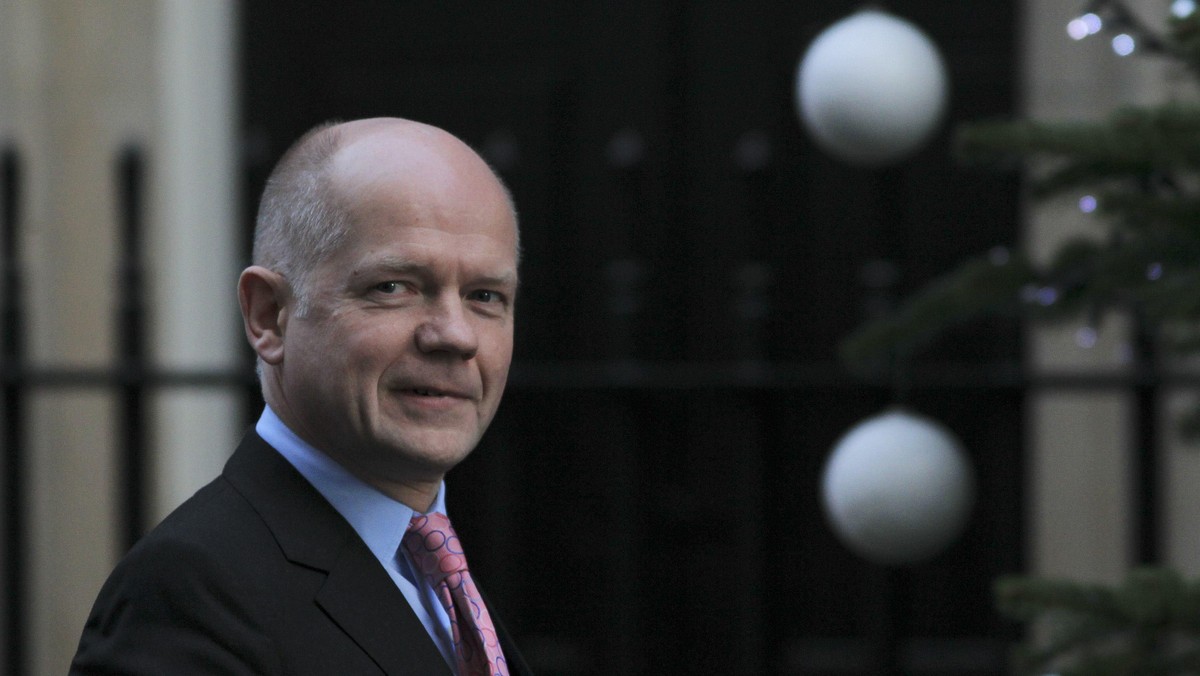 Brytyjski szef dyplomacji William Hague, przebywający z wizytą w Birmie, zażądał w czwartek od władz tego kraju uwolnienia więźniów politycznych. To pierwsza wizyta na tym szczeblu przedstawiciela UE od marca, kiedy to władzę objął rząd nominalnie cywilny.