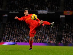 Liga angielska: Luis Suarez zostaje w Liverpoolu. Plotki zdementowane