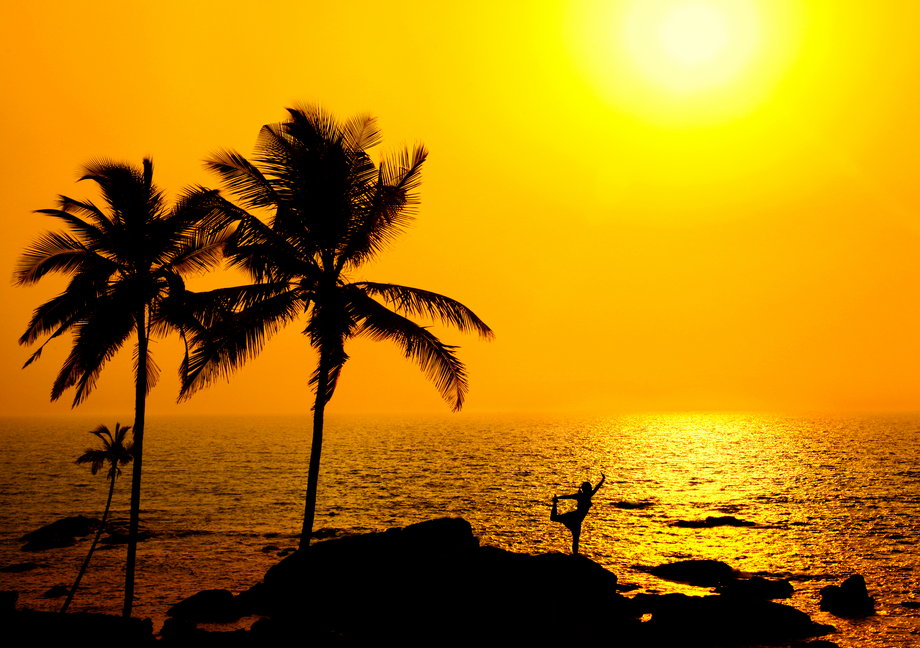 Joginka na plaży o zachodzie słońca, Goa